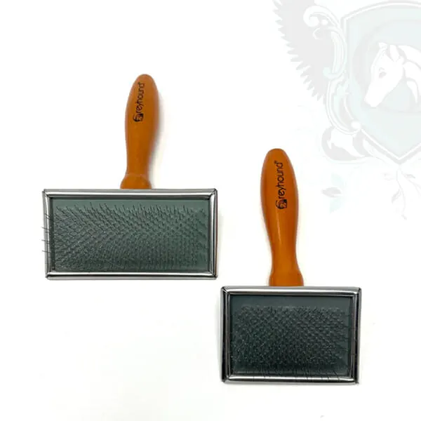 Ashley Craig - מגרדת ידית עץ Wood handle Slicker brush by Greyhound