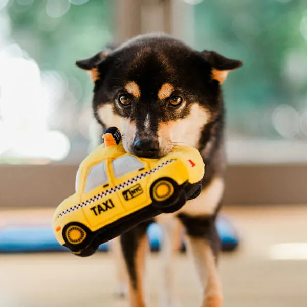 Pet Play - צעצוע בד בצורת מונית צהובה - ECO Play Canine Commute Collection